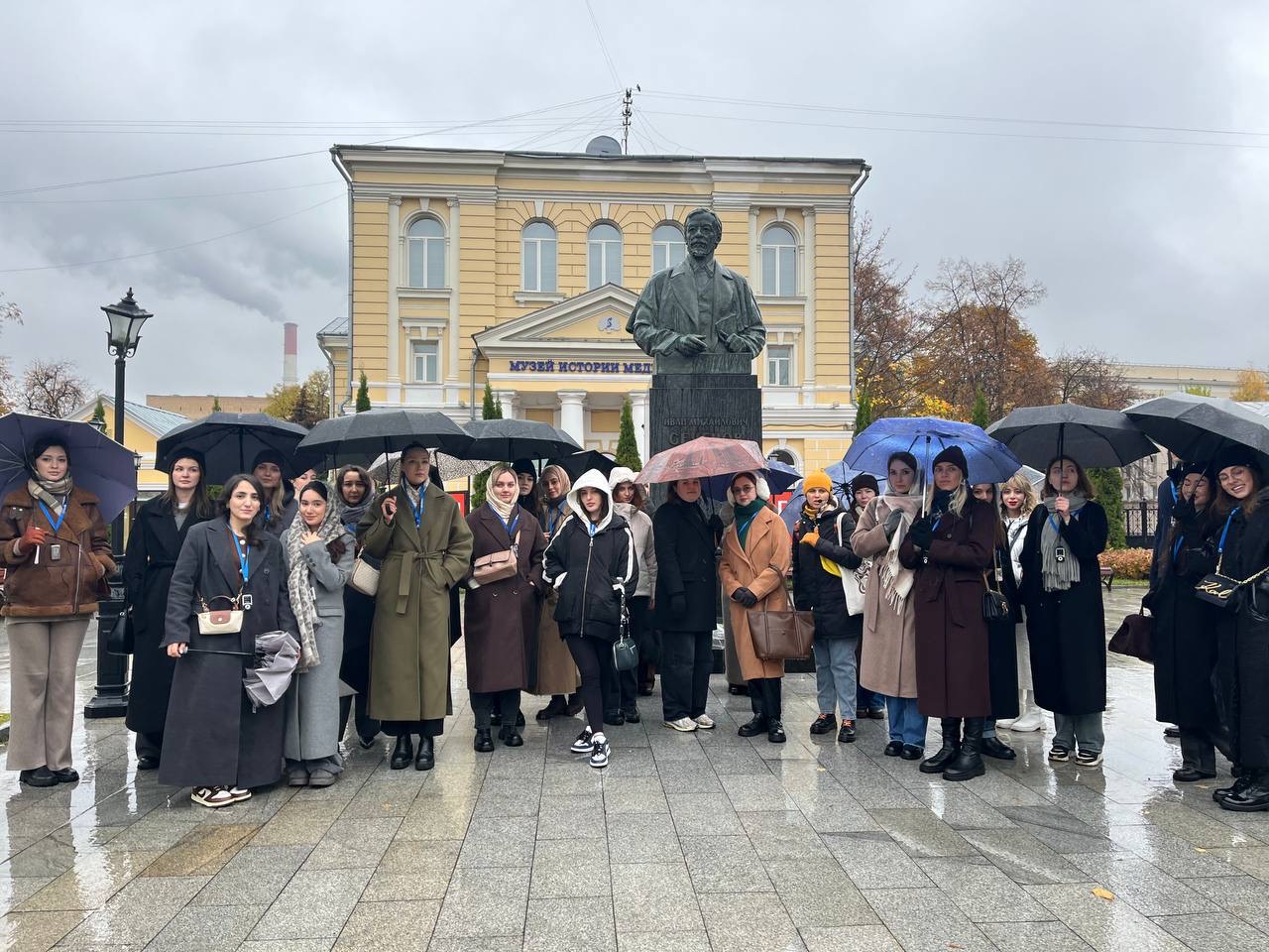 Пешеходная экскурсия познакомила ординаторов кафедры дерматовенерологии и косметологии с историей медицины