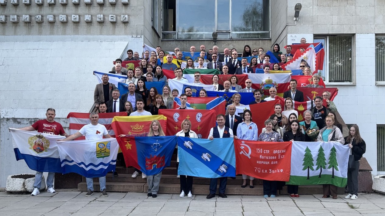 Аллею из молодых кленов и рябин в память о героях Великой Отечественной войны высадили на территории учебного корпуса РМАНПО на улице Беломорской