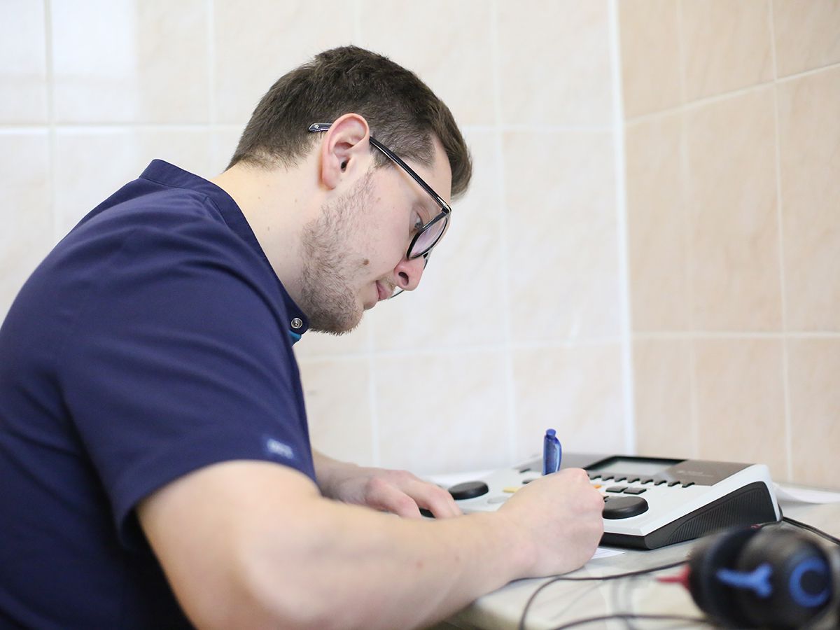 Заведующий кафедрой технологий реабилитации сенсорных нарушений Мачалов А.С. и команда экспертов оказали помощь участникам СВО в Кирове