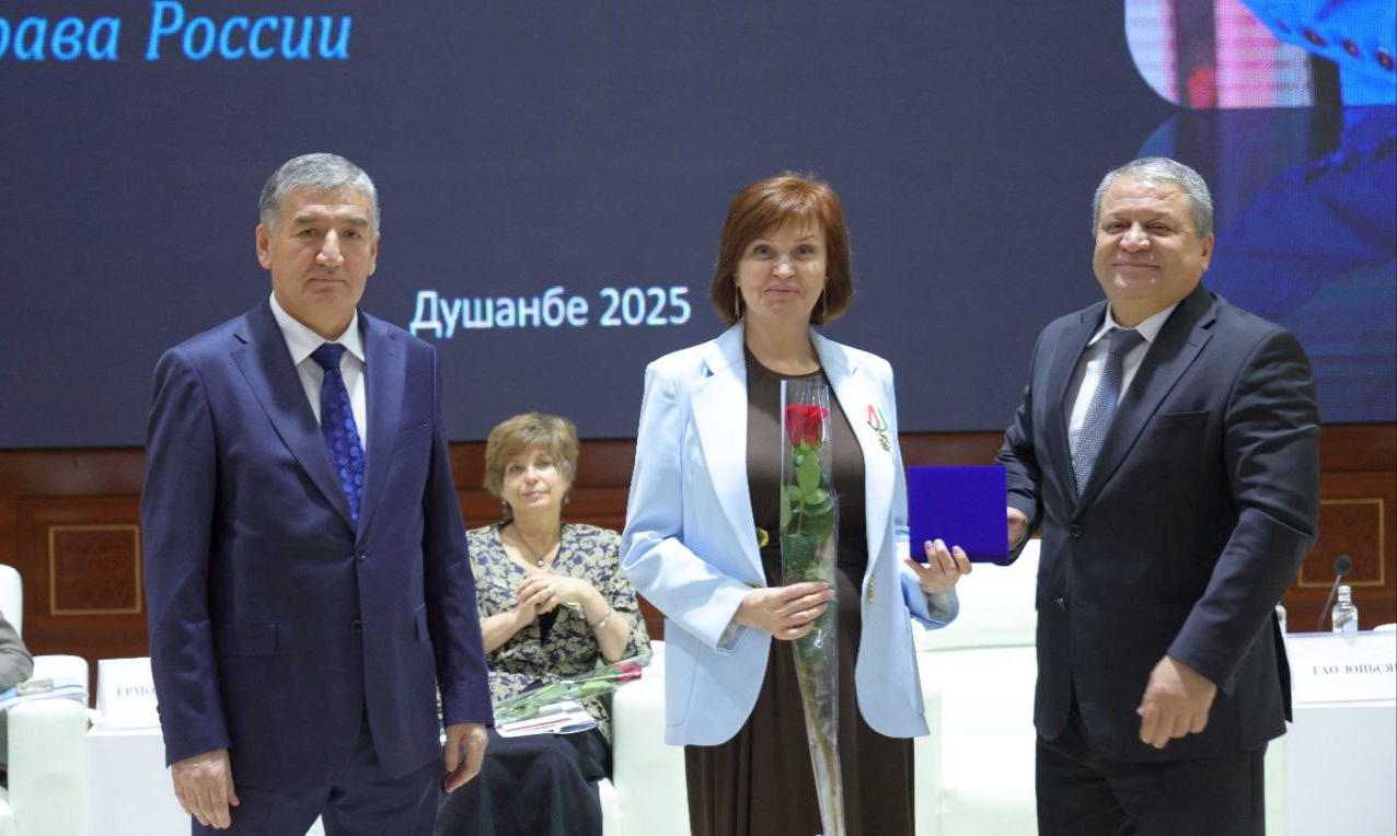 Профессора Татьяну Чеботарёву наградили медалью имени Авиценны на международной конференции в Душанбе