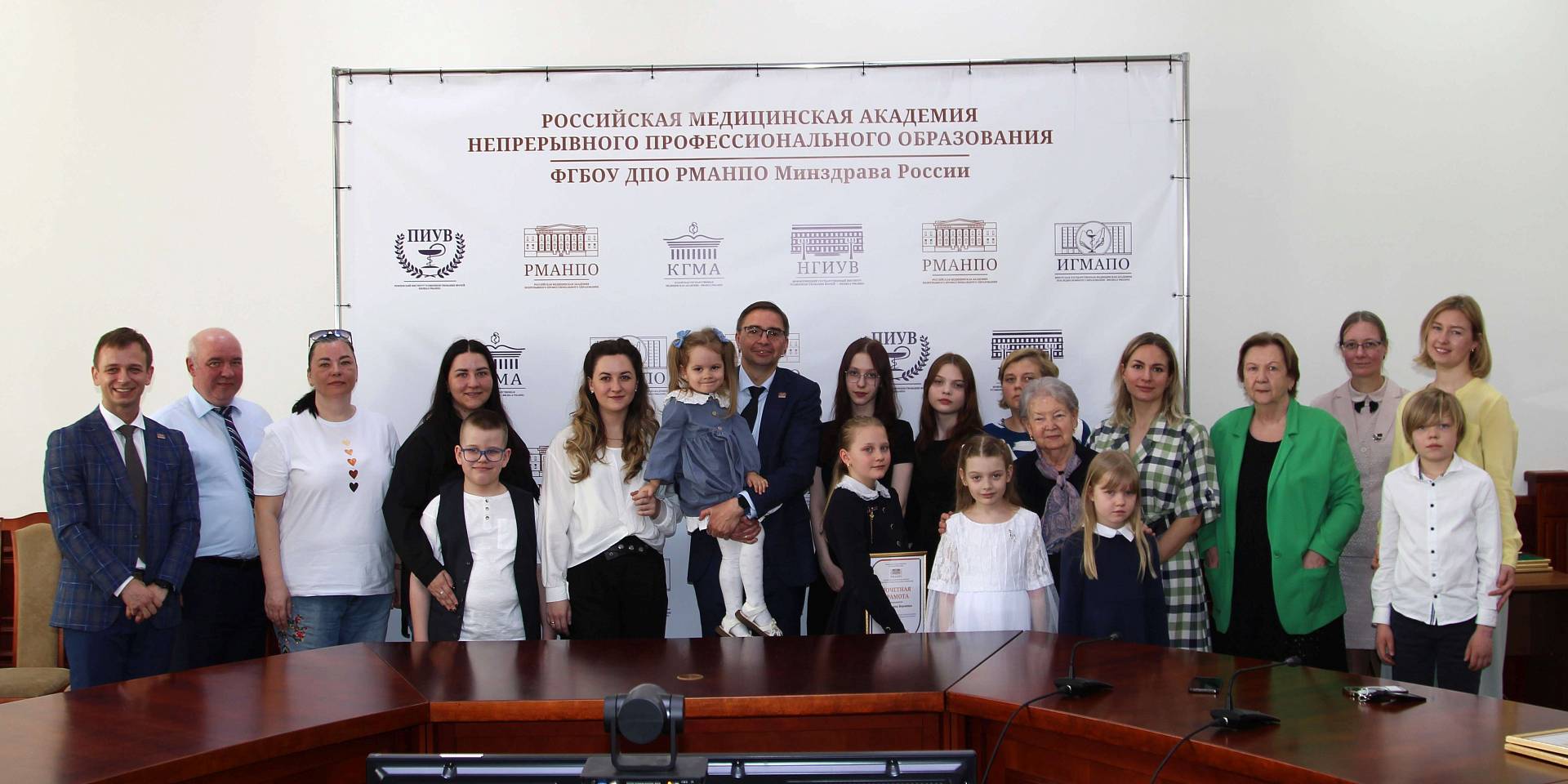 В РМАНПО вручили грамоты и подарки юным участникам конкурса "Краски Победы"