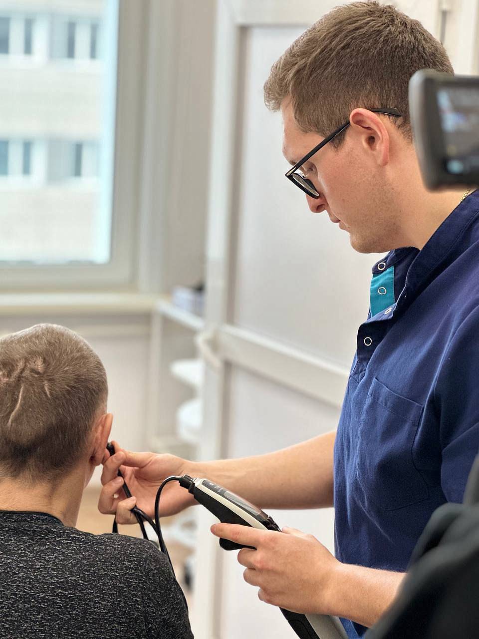 В Сахалинской области под руководством зав. кафедрой технологий реабилитации сенсорных нарушений состоялось комплексное обследование слуха участников и ветеранов СВО