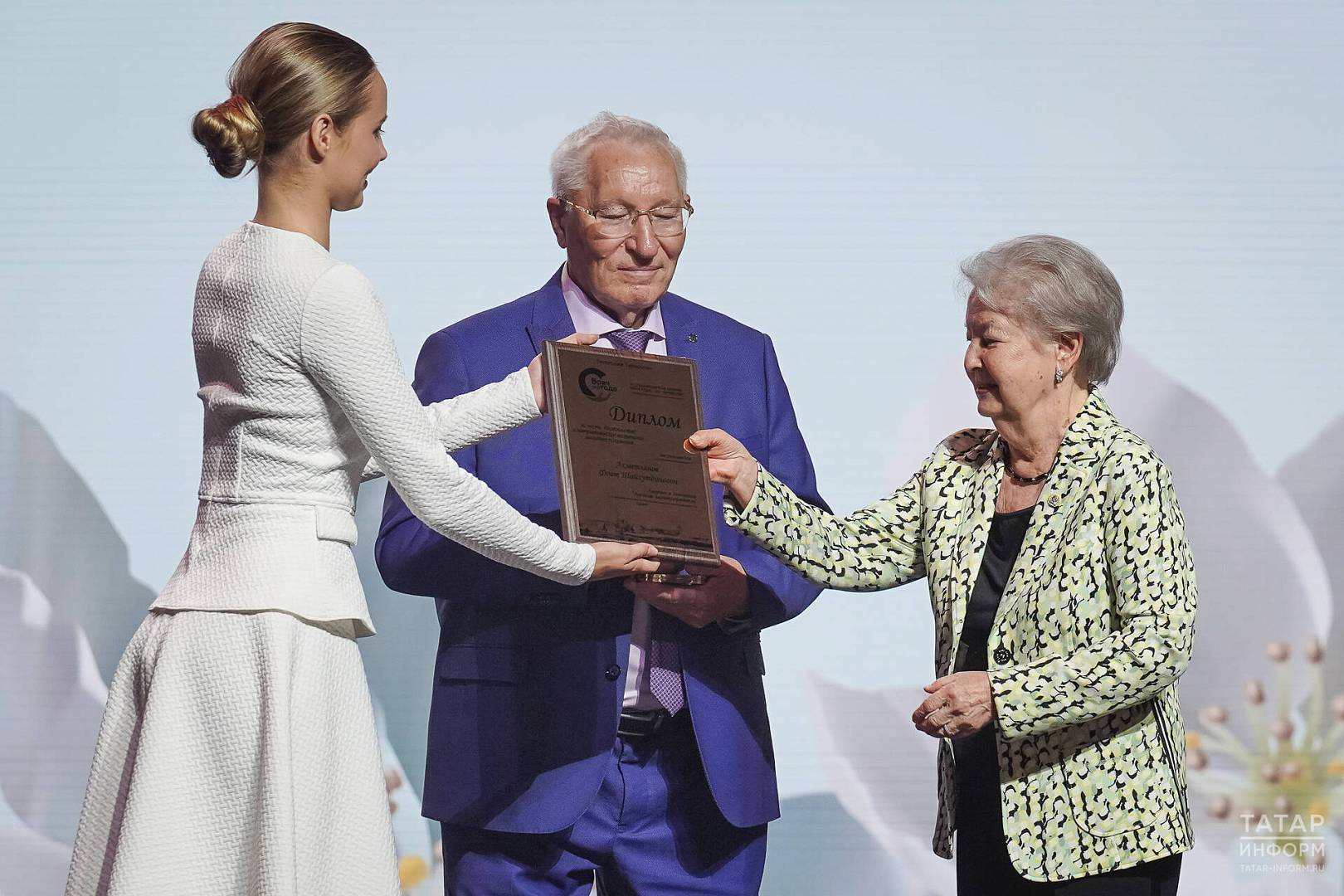 Академик РАН Лариса Константиновна Мошетова вручила в Казани премию «Врач года – Ак чәчәкләр»