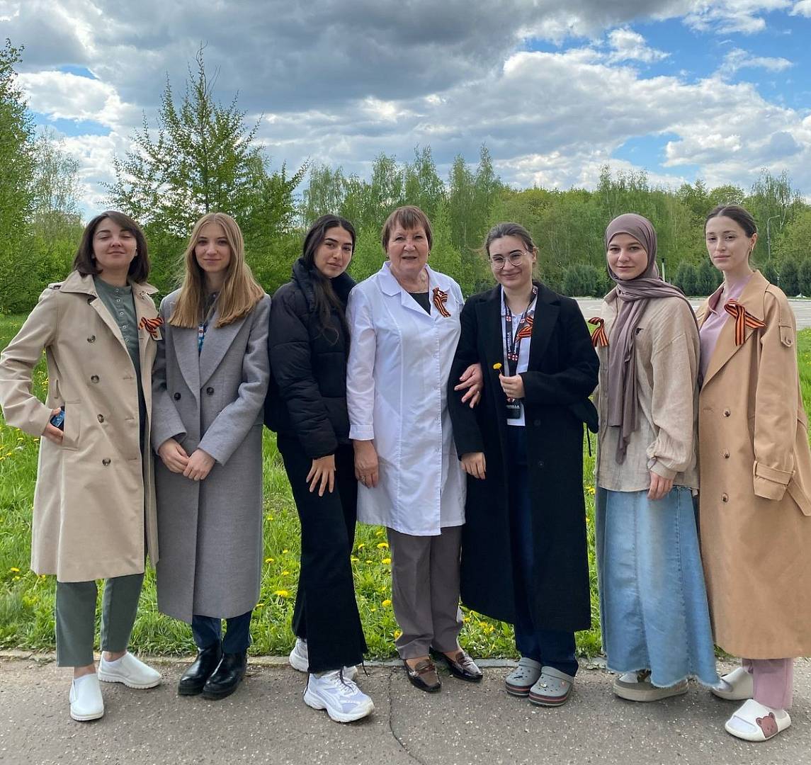 Ординаторы кафедры педиатрии им. академика Г.Н. Сперанского в честь Дня Победы возложили цветы на Аллее Славы